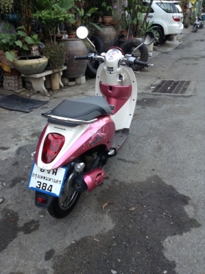 ขาย Honda scoopy i ปี55 2012 สีขาว-ชมพู ถูกๆ 24500 ลดแล้วนะครับ