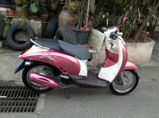 ขาย Honda scoopy i ปี55 2012 สีขาว-ชมพู ถูกๆ 24500 ลดแล้วนะครับ
