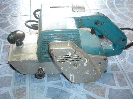 เครื่องขัดกระดาษทรายแบบสายพาน Makita 9401