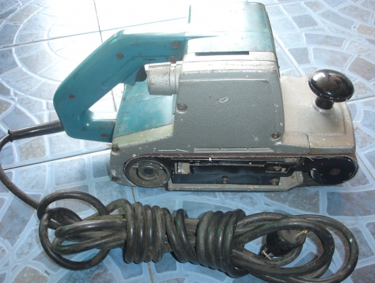 เครื่องขัดกระดาษทรายแบบสายพาน Makita 9401