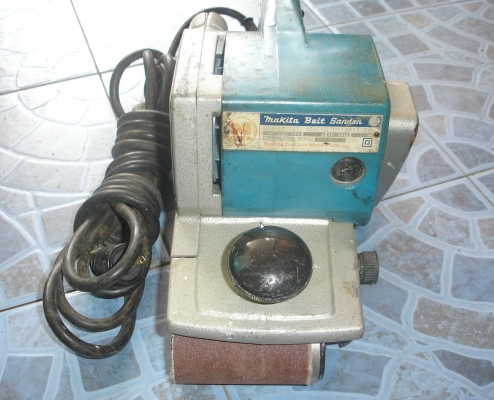เครื่องขัดกระดาษทรายแบบสายพาน Makita 9401
