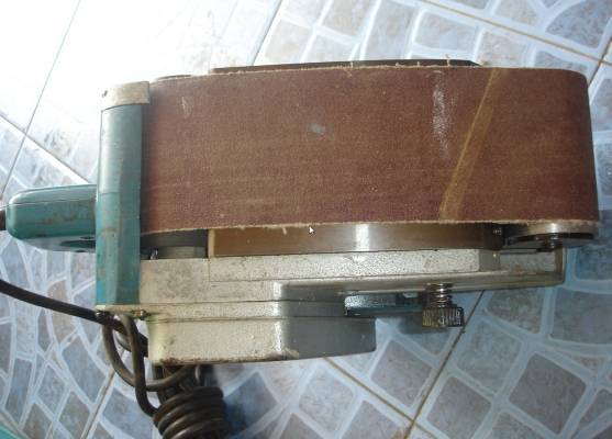 เครื่องขัดกระดาษทรายแบบสายพาน Makita 9401