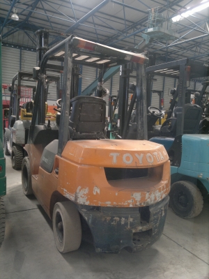 ขายรถฟอร์คลีฟท์ TOYOTA รุ่น 7FD25 มีไซด์ชิฟ เสา 4 เมตรออโต้ปี2005, 5409ชม. รถนอกนำเข้า ติดต่อ มานะ 085-9049669