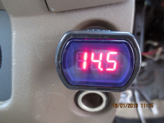 ขายตัวเสียบวัดไฟ รถยนต์ 12V และ 24V.