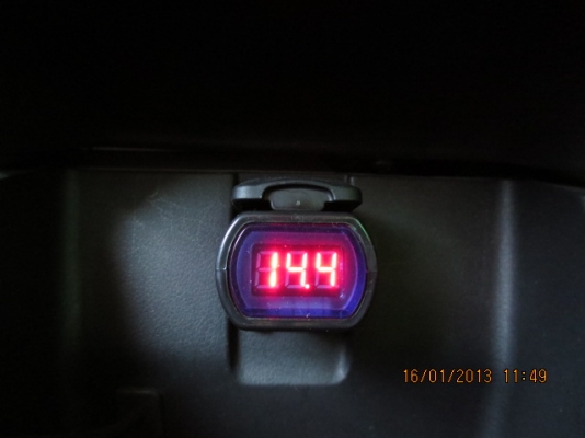 ขายตัวเสียบวัดไฟ รถยนต์ 12V และ 24V.