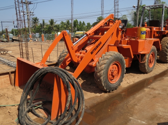 รถตักล้อยางMITSUBISHI WS-HL8  รถนอก สีใหม่