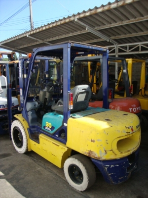 ขายรถโฟล์คลิฟท์  KOMATSU  FD30-14  เครื่องยนต์ดีเซล  เสาสูง  3  เมตร  เกียร์ธรรมดา  งา 1,070  มม.