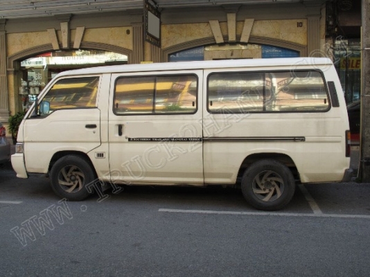 รถตู้ ยี่ห้อ NISSNA 10 ที่นั่ง