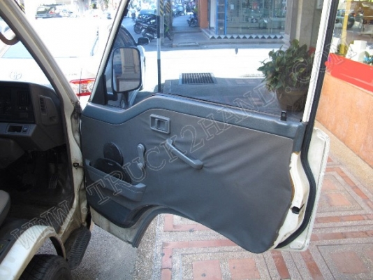 รถตู้ ยี่ห้อ NISSNA 10 ที่นั่ง