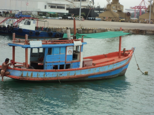 ขายเรือประมง ขนาด 5 วากว่า ท้องเรือหุ้มไฟเบอร์ไม่มีรั่ว ดาดฟ้าไม่รั่ว เครื่องยนต์ HINO EH700 6สูบ 175 แรงม้า มาดูเรือได้ครับอยู่ที่ มาบตาพุต