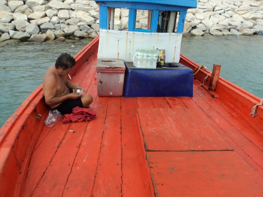 ขายเรือประมง ขนาด 5 วากว่า ท้องเรือหุ้มไฟเบอร์ไม่มีรั่ว ดาดฟ้าไม่รั่ว เครื่องยนต์ HINO EH700 6สูบ 175 แรงม้า มาดูเรือได้ครับอยู่ที่ มาบตาพุต ขายเรือประมง ขนาด 5 วากว่า ท้องเรือหุ้มไฟเบอร์ไม่มีรั่ว ดาดฟ้าไม่รั่ว เครื่องยนต์ HINO EH700 6สูบ 175 แรงม้า มาดูเรือได้ครับอยู่ที่ มาบตาพุต