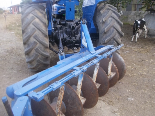 ขายรถไถฟอร์ดเครื่อง6600/ท้าย77พร้อมใบมีดและผาน6/เล่มทะเบียนพร้อมโอนสภาพพร้อมใช้