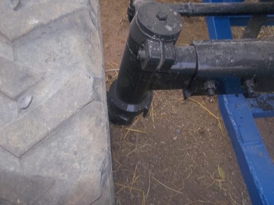 ขายรถไถฟอร์ดเครื่อง6600/ท้าย77พร้อมใบมีดและผาน6/เล่มทะเบียนพร้อมโอนสภาพพร้อมใช้