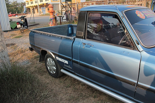 มาสด้าพัน  สีฟ้าครับ  เดิมๆๆบางๆๆครับ สวยมาก