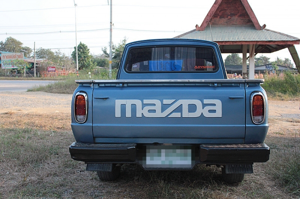 มาสด้าพัน  สีฟ้าครับ  เดิมๆๆบางๆๆครับ สวยมาก