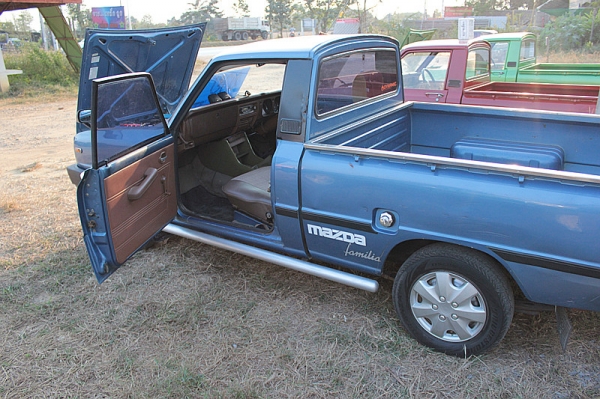 มาสด้าพัน  สีฟ้าครับ  เดิมๆๆบางๆๆครับ สวยมาก