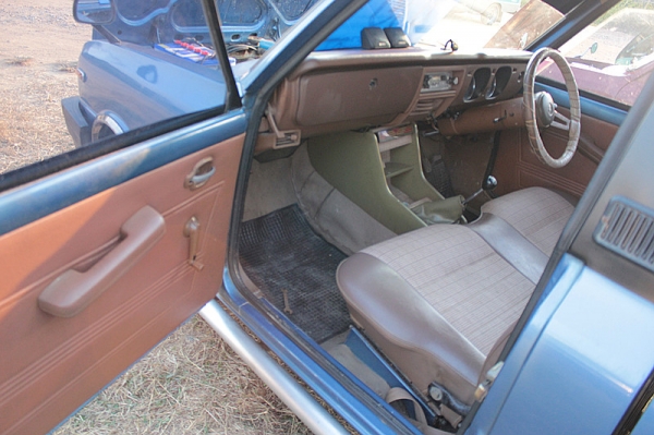 มาสด้าพัน  สีฟ้าครับ  เดิมๆๆบางๆๆครับ สวยมาก