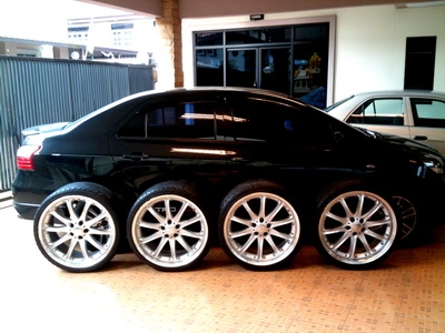 ล้อ HARTGE ขนาด 22 นิ้ว 5 รู แท้จากเยอรมัน พร้อมยางดอกเต็มๆ หน้า 265-30-22 หลัง 295-25-22 .Tel.085-150-9040 P ล้อ HARTGE ขนาด 22 นิ้ว 5 รู แท้จากเยอรมัน พร้อมยางดอกเต็มๆ หน้า 265-30-22 หลัง 295-25-22 .Tel.085-150-9040 P