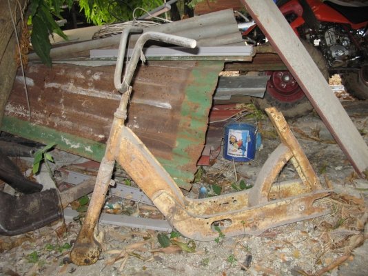 โครงรถโบราณ สุพรรณบุรี