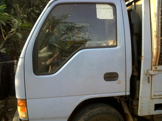 ขายด่วน  NPR120 ปี 2543 ห้างแท้ ( รถเบีรย์ช้าง  )รถเดิมบางทั้งคันสวย