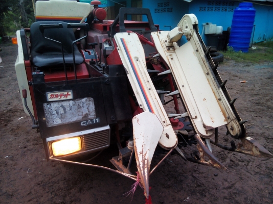 รถเกี่ยวนวดข้าวยันม่าร์พร้อมใช้ราคาถูก (รถอยู่ที่บุรีรัมย์ครับ) พร้อมเทนเลอร์ลากจูง