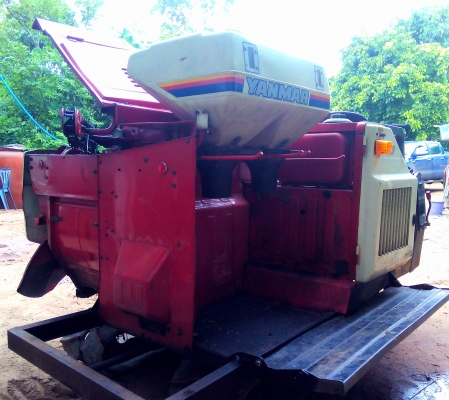 รถเกี่ยวนวดข้าวยันม่าร์พร้อมใช้ราคาถูก (รถอยู่ที่บุรีรัมย์ครับ) พร้อมเทนเลอร์ลากจูง