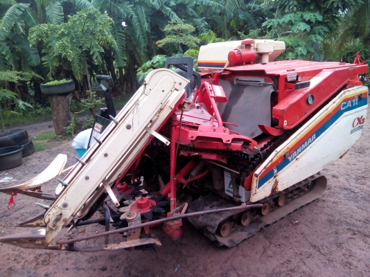 รถเกี่ยวนวดข้าวยันม่าร์พร้อมใช้ราคาถูก (รถอยู่ที่บุรีรัมย์ครับ) พร้อมเทนเลอร์ลากจูง