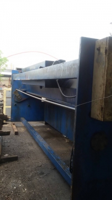 ขายเครื่องกรรไกรตัดเหล็กใบมีดยาวตัดได้5.2เมตรสภาพดี ราคาถูกครับ