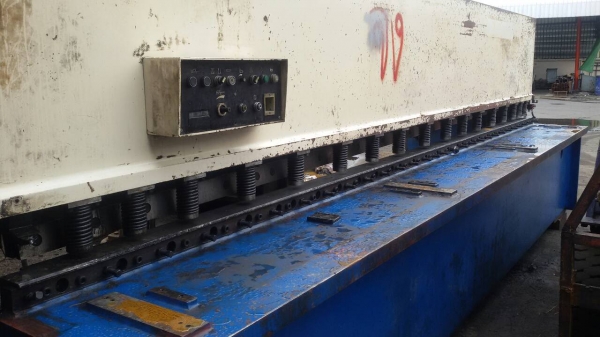 ขายเครื่องกรรไกรตัดเหล็กใบมีดยาวตัดได้5.2เมตรสภาพดี ราคาถูกครับ