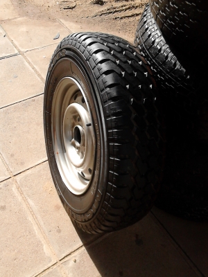 กะทะล้อ 5 รู  ขอบ 14 ของ TOYOTA  ยาง MICELIN สวย หนา 195R14     มี 1 วง   สถาพสวย  TEL.081-427-3941