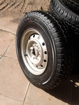 กะทะล้อ 5 รู  ขอบ 14 ของ TOYOTA  ยาง MICELIN สวย หนา 195R14     มี 1 วง   สถาพสวย  TEL.081-427-3941