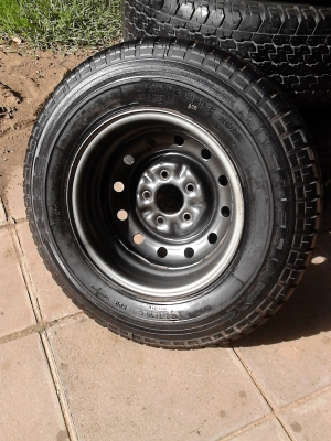 กะทะล้อ 5 รู  ขอบ 14 ของ TOYOTA  ยาง MICELIN สวย หนา 195R14     มี 1 วง   สถาพสวย  TEL.081-427-3941