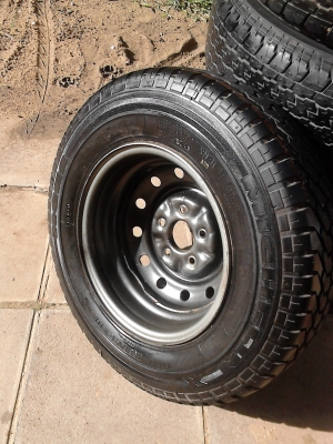 กะทะล้อ 5 รู  ขอบ 14 ของ TOYOTA  ยาง MICELIN สวย หนา 195R14     มี 1 วง   สถาพสวย  TEL.081-427-3941