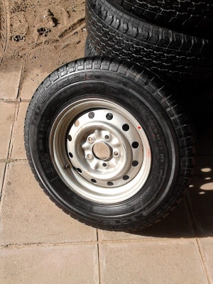 กะทะล้อ 5 รู  ขอบ 14 ของ TOYOTA  ยาง MICELIN สวย หนา 195R14     มี 1 วง   สถาพสวย  TEL.081-427-3941