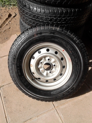 กะทะล้อ 5 รู  ขอบ 14 ของ TOYOTA  ยาง MICELIN สวย หนา 195R14     มี 1 วง   สถาพสวย  TEL.081-427-3941