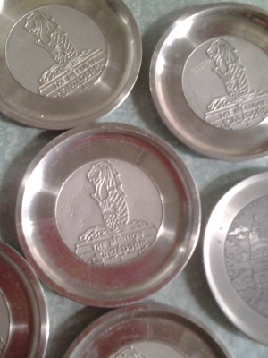 จานโลหะรองแก้วแกะลาย