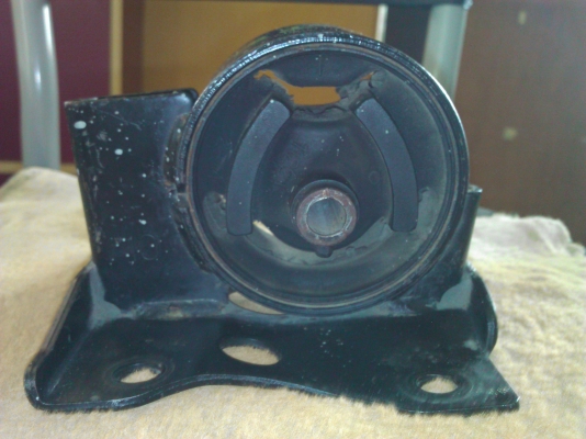 ยางเเท่นเครือง nisssan premara