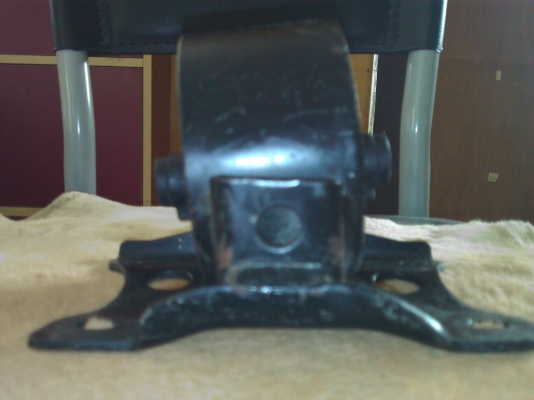 ยางเเท่นเครือง nisssan premara