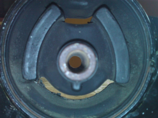 ยางเเท่นเครือง nisssan premara