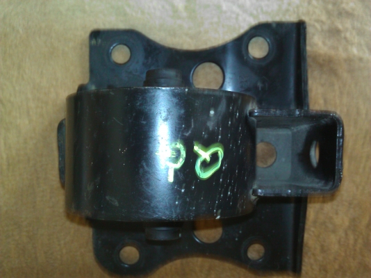 ยางเเท่นเครือง nisssan premara