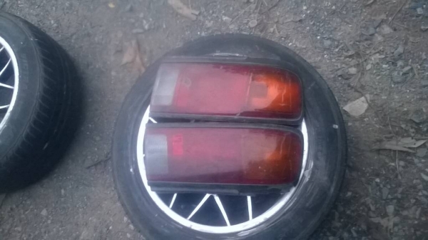 ไฟหน้าและไฟท้ายรถยนต์ nissan saloon