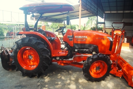 ขายรถไถ Kubota L 4708 (4WD) พร้อมดันหน้าและผานตราช้าง ขายรถไถ Kubota L 4708 (4WD) พร้อมดันหน้าและผานตราช้าง
