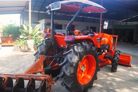 ขายรถไถ Kubota L 4708 (4WD) พร้อมดันหน้าและผานตราช้าง ขายรถไถ Kubota L 4708 (4WD) พร้อมดันหน้าและผานตราช้าง