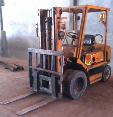 ขายถูก รถโฟล์คลิฟท์ TCM รุ่น FD20 ขนาด 2 ตัน เครื่องยนต์ดีเซล ยางตัน สภาพดี