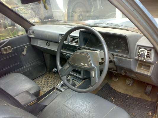 โตโยต้า 4 ประตู สภาพแห้งๆ โตโยต้า 4 ประตู สภาพแห้งๆ