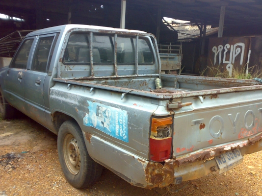 โตโยต้า 4 ประตู สภาพแห้งๆ โตโยต้า 4 ประตู สภาพแห้งๆ