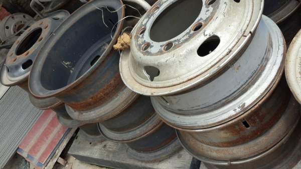 กระทะล้อรถ10ล้อ.. ขอบ20 น๊อต8 ตัว สำหรับยาง แบบมียางใน ** ราคาลูกละ 990 บาทเท่านั้น **