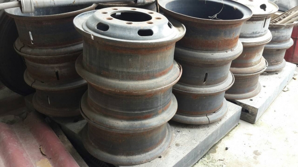 กระทะล้อรถ10ล้อ.. ขอบ20 น๊อต8 ตัว สำหรับยาง แบบมียางใน ** ราคาลูกละ 990 บาทเท่านั้น **