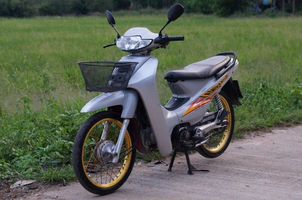 ขาย HONDA WAVE 100 ปี 45 เครื่องเดิม เดิม ดี มาก มาก เดินเบา นิ่ง เงียบ รถผู้หญิงใช้ ครับ สภาพ สด สะอาด ตามรูป ครับ เอกสาร ทะเบียนพร้อมโอน ภาษี พ ร บ 2557