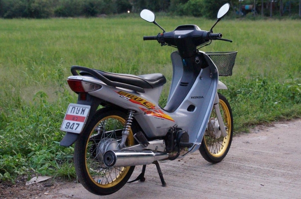 ขาย HONDA WAVE 100 ปี 45 เครื่องเดิม เดิม ดี มาก มาก เดินเบา นิ่ง เงียบ รถผู้หญิงใช้ ครับ สภาพ สด สะอาด ตามรูป ครับ เอกสาร ทะเบียนพร้อมโอน ภาษี พ ร บ 2557